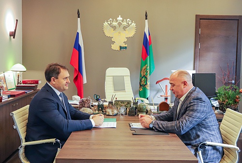 Руководитель Центрально-Черноземного управления Росприроднадзора Алексей Карякин и заместитель губернатора Белгородской области Сергей Довгалюк провели рабочую встречу