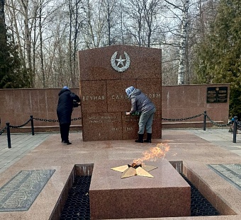 Сотрудники Волжско-Камского управления Росприроднадзора приняли участие в мероприятиях по благоустройству мемориалов Великой Отечественной войны