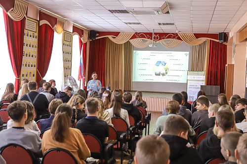 Сотрудники Центрально-Черноземного управления Росприроднадзора провели экоурок для старшеклассников школы № 1 Нововоронежа 