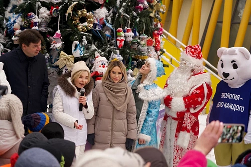 Главную экоёлку России открыли в Московском зоопарке 