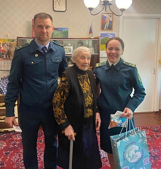 Сотрудники Приокского управления Росприроднадзора поздравили ветеранов Великой Отечественной войны и вручили им подарки