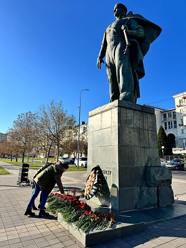 Сотрудники Росприроднадзора возложили цветы к памятнику Неизвестному матросу в городе-герое Новороссийск