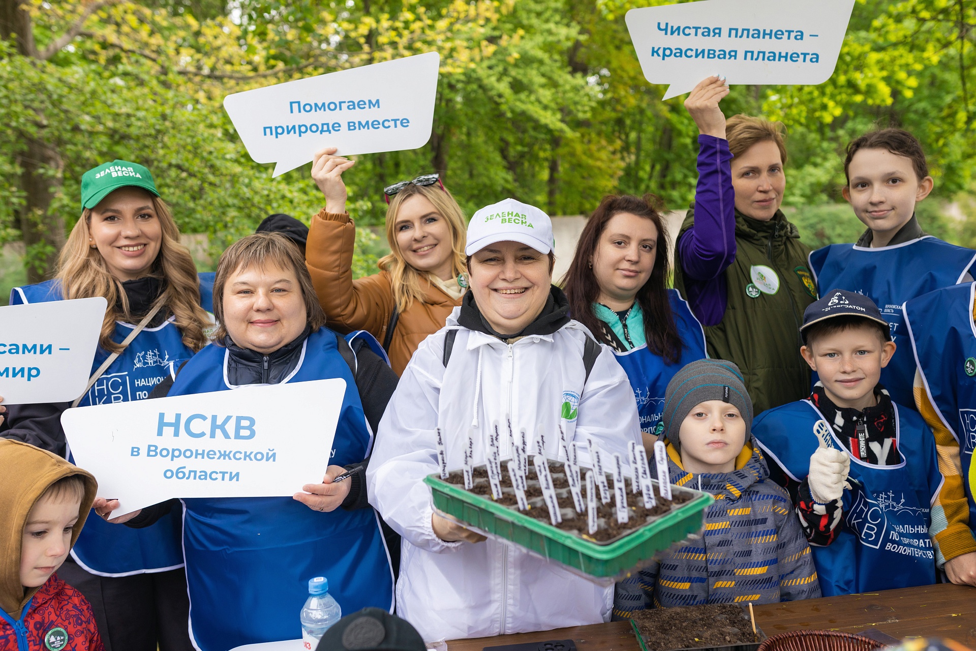 В Воронеже сотрудники Росприроднадзора в преддверии праздника Весны и Труда приняли участие в эколого-социальной акции «Корпоративные волонтеры – за сад будущего!»