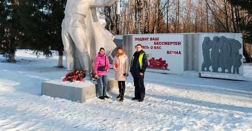 Сотрудники Северного управления Росприроднадзора и ЦЛАТИ по Вологодской области в г. Сокол возложили цветы к памятнику погибшим в годы Великой Отечественной войны