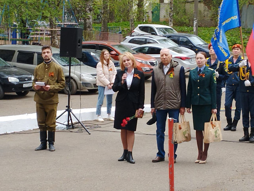 В Кирове сотрудники Росприроднадзора поздравили ветерана Великой Отечественной войны с наступающим Днем Победы
