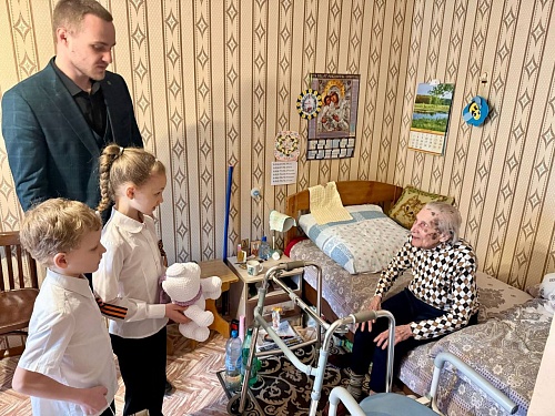 Во Владимире сотрудники Росприроднадзора поздравили ветеранов с 80-летием Победы 