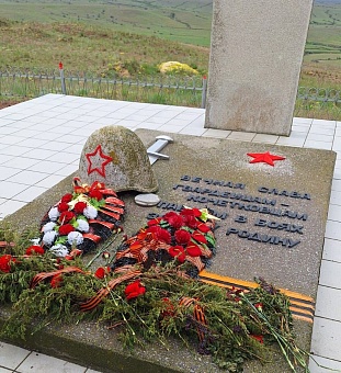 К Братской могиле советских воинов, погибших в дни Сталинградской битвы возложили цветы