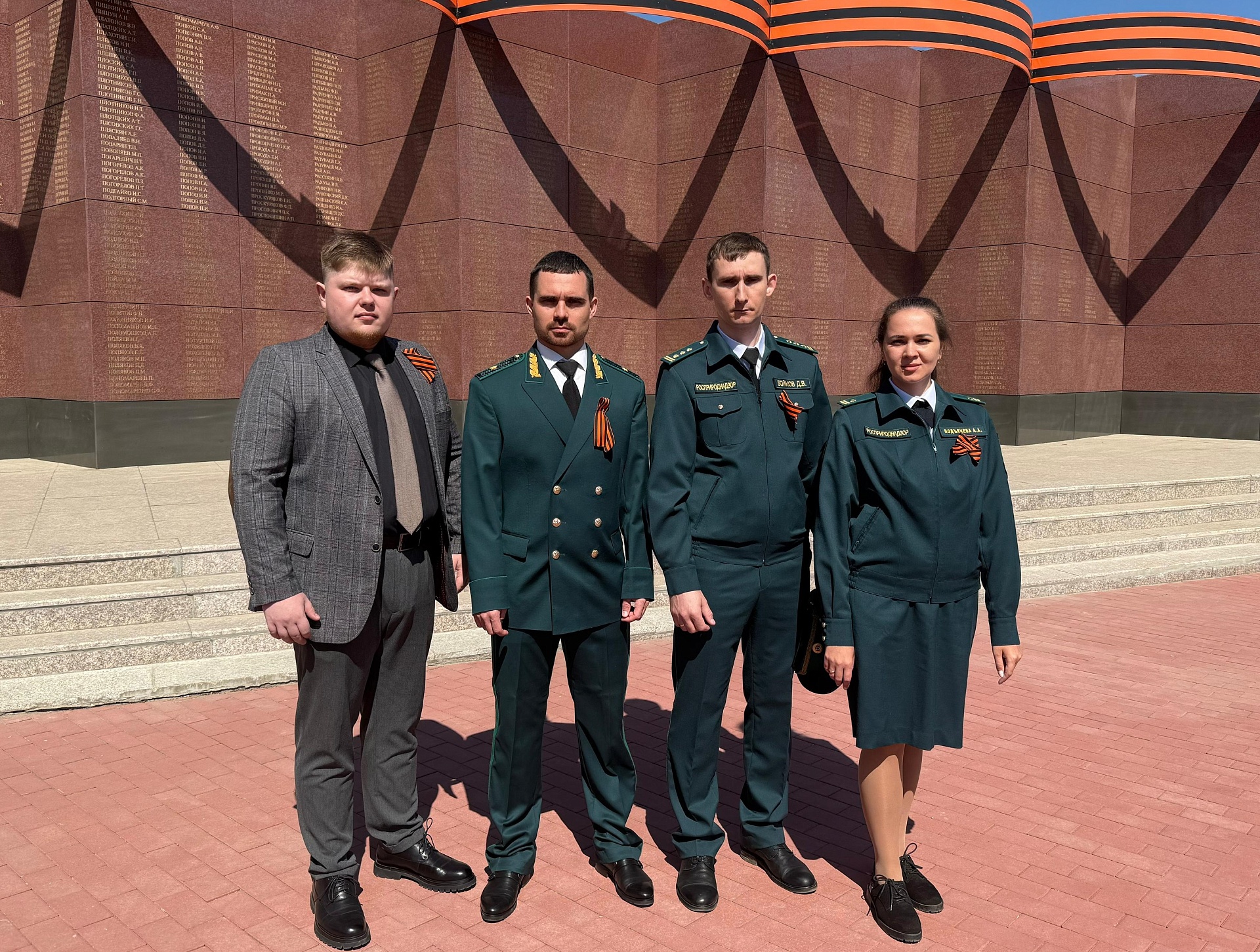 В честь 80-летия Победы сотрудники Приамурского управления Росприроднадзора возложили цветы к воинскому мемориалу в Благовещенске