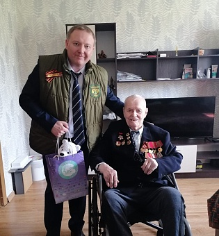Сотрудники Росприроднадзора по г. Москве и Калужской поздравили с Днем Победы ветерана Великой Отечественной войны
