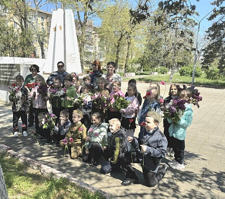 В Крыму сотрудники Южного управления Росприроднадзора возложили с ребятами цветы погибшим летчикам в годы Великой Отечественной войны