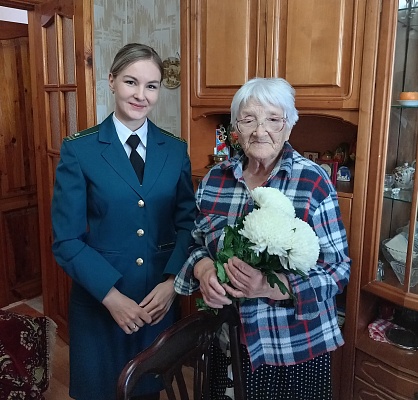 Сотрудники Росприроднадзора поздравили ветерана, жительницу Смоленщины Елену Топилину с наступающим Праздником