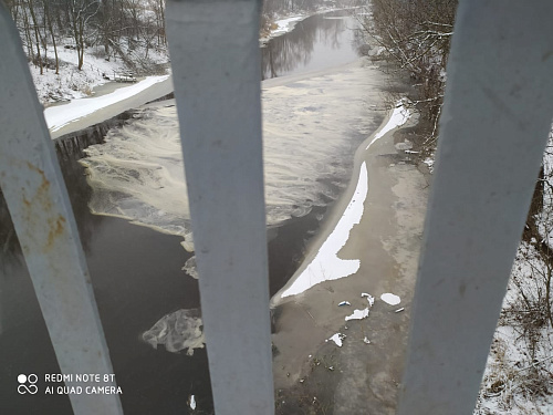 Необычный лед на реке Охта обеспокоил петербуржцев