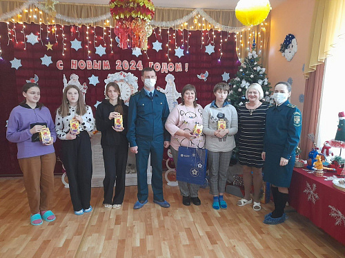 Сотрудники Управления провели экоурок и вручили сладкие подарки воспитанникам социального приюта для детей и подростков Клинцовского района Брянской области