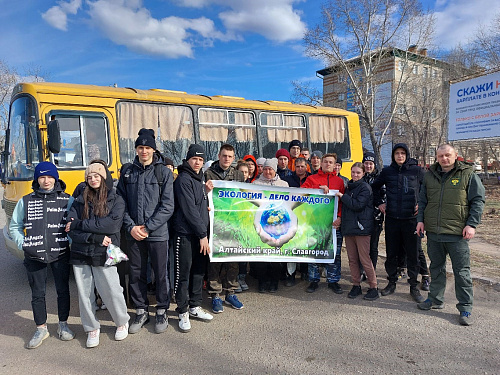 Сотрудники Росприроднадзора совместно с юными славгородцами собрали мусор на обочинах трассы Славгород-Яровое