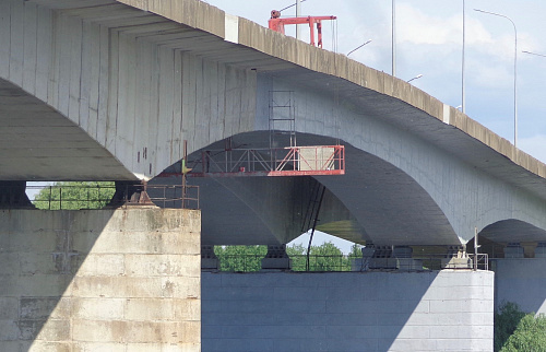 Следы краски в акватории реки Волхов могли стать следствием ремонта Колмовского моста