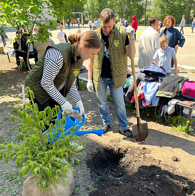 В Самарской области сотрудники Росприроднадзора вместе со школьниками посадили деревья