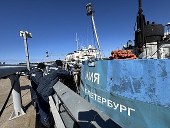 СЗМУ Росприроднадзора проводит работу по факту обнаружения в морском порту «Усть-Луга» полузатонувшего танкера-нефтесборщика
