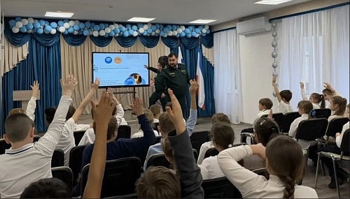 В Ялте для учеников начальной школы сотрудники Черноморо-Азовского морского управления Росприроднадзора провели экологическое мероприятие в поддержку Премии «Экология – дело каждого»