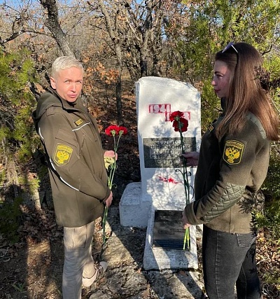 В Севастополе сотрудники Южного управления Росприроднадзора  провели уборку воинских захоронений