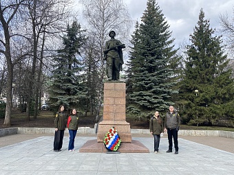 Сотрудники Южно-Уральского управления Росприроднадзора возложили цветы к памятнику Герою Советского Союза Александру Матросову