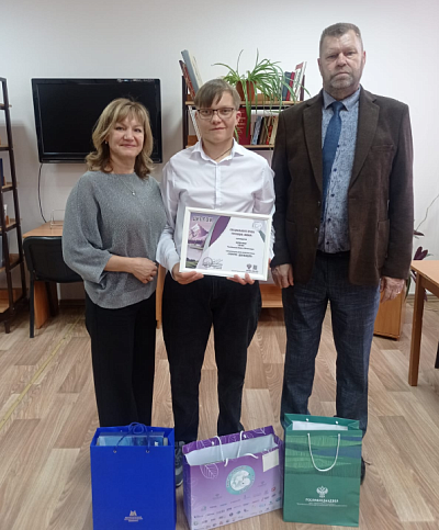Инспекторы Росприроднадзора провели экоурок и наградили призера премии «Экология — дело каждого»