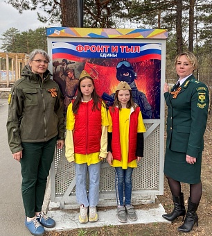 Сотрудники Росприроднадзора вместе с воспитанниками подшефного детского дома возложили цветы к Обелиску славы на Алее Ветеранов в г. Шелехов