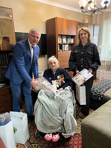 Сотрудники Центрально-Черноземного управления Росприроднадзора поздравили ветерана Великой Отечественной войны Нину Воробьеву с наступающим юбилеем Победы