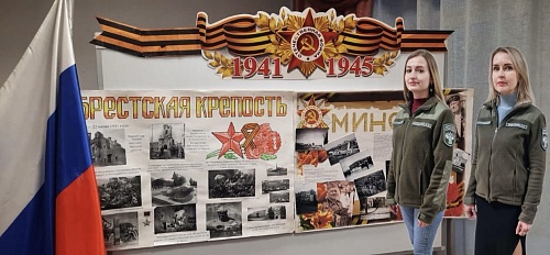 В Архангельске сотрудники Северного управления Росприроднадзора посетили школьную выставку, посвящённую городам–героям