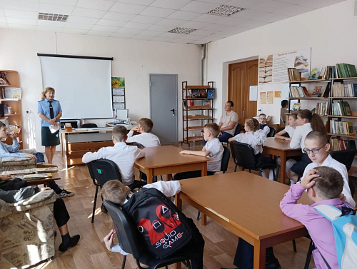 Инспекторы Уральского управления Росприроднадзора в рамках акции «Поделись своим Знанием» провели урок в школе-интернате