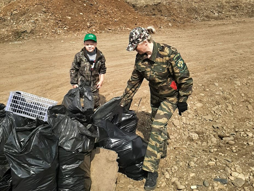 В майские праздники сотрудники Росприроднадзора очистили от мусора территорию в г. Братске и берег реки Ушаковки в г. Иркутске