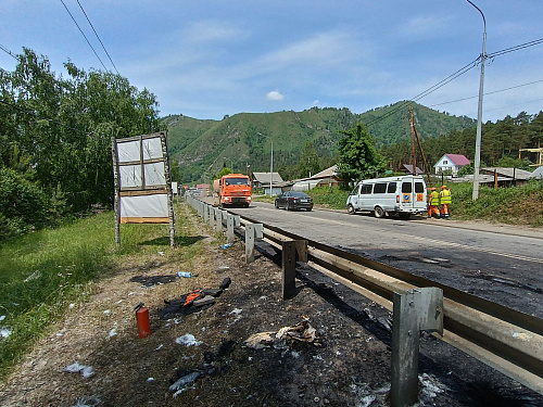 В Республике Алтай Росприроднадзор устанавливает обстоятельства аварии на Чуйском тракте, в результате которой произошел разлив ГСМ