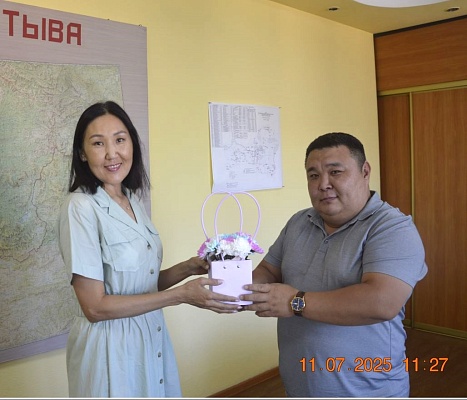 Коллектив Енисейского управления Росприроднадзора поздравил семью коллеги, прожившей в браке более 25 лет