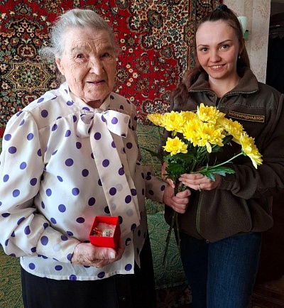 Сотрудники Северного межрегионального Управления Росприроднадзора в Архангельске поздравили с предстоящим Днем Победы Загинайченко Тамару Григорьевну