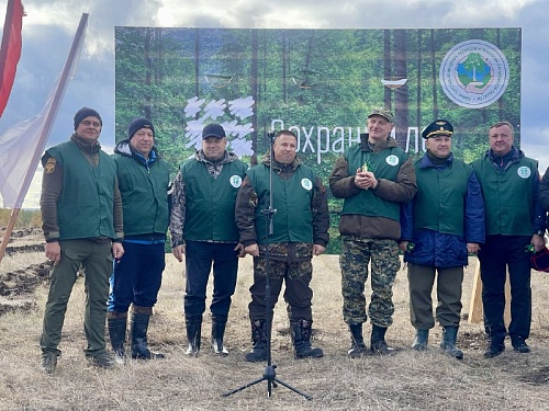 Сотрудники Росприроднадзора по Саратовской и Пензенской областям приняли участие в акции «Сохраним лес» и призвали к участию в премии «Экология — дело каждого»