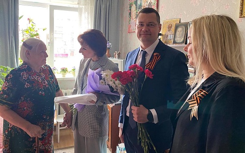 Руководитель Северного межрегионального управления Росприроднадзора Александр Горних навестил труженицу тыла