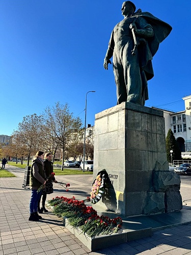 Сотрудники Росприроднадзора возложили цветы к памятнику Неизвестному матросу в городе-герое Новороссийск