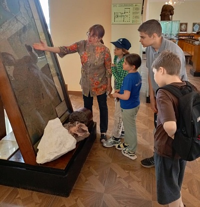 Уральское управление организовало для детей поход в геологический музей