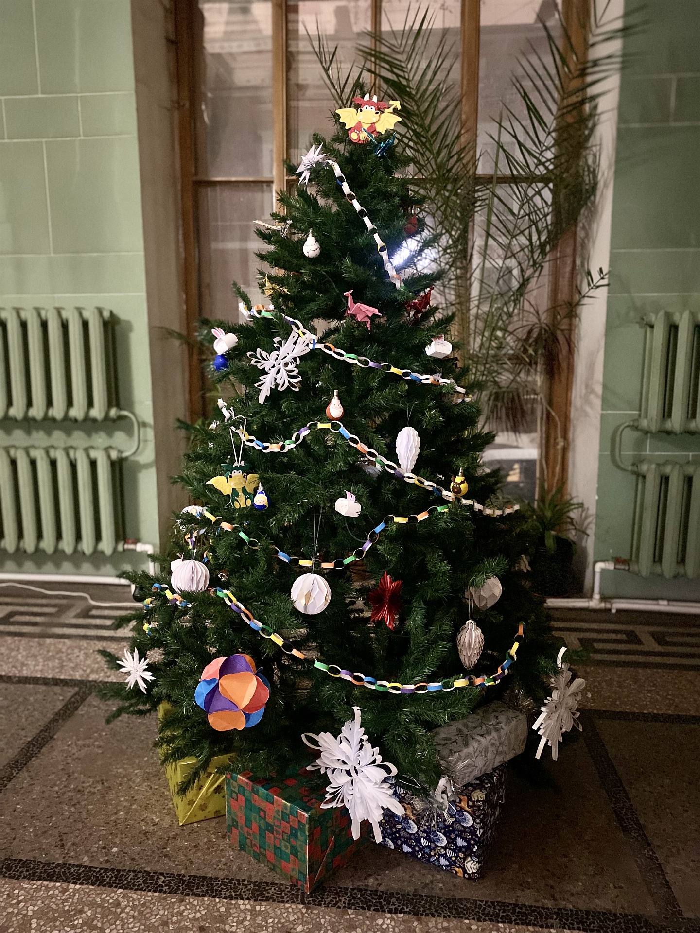 Сотрудники СЗМУ Росприроднадзора украсили елки в административных зданиях экоигрушками