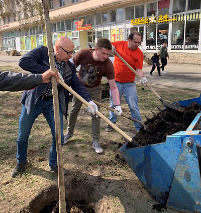 Сотрудники «ЦЛАТИ по СЗФО» посадили клены в Санкт-Петербурге
