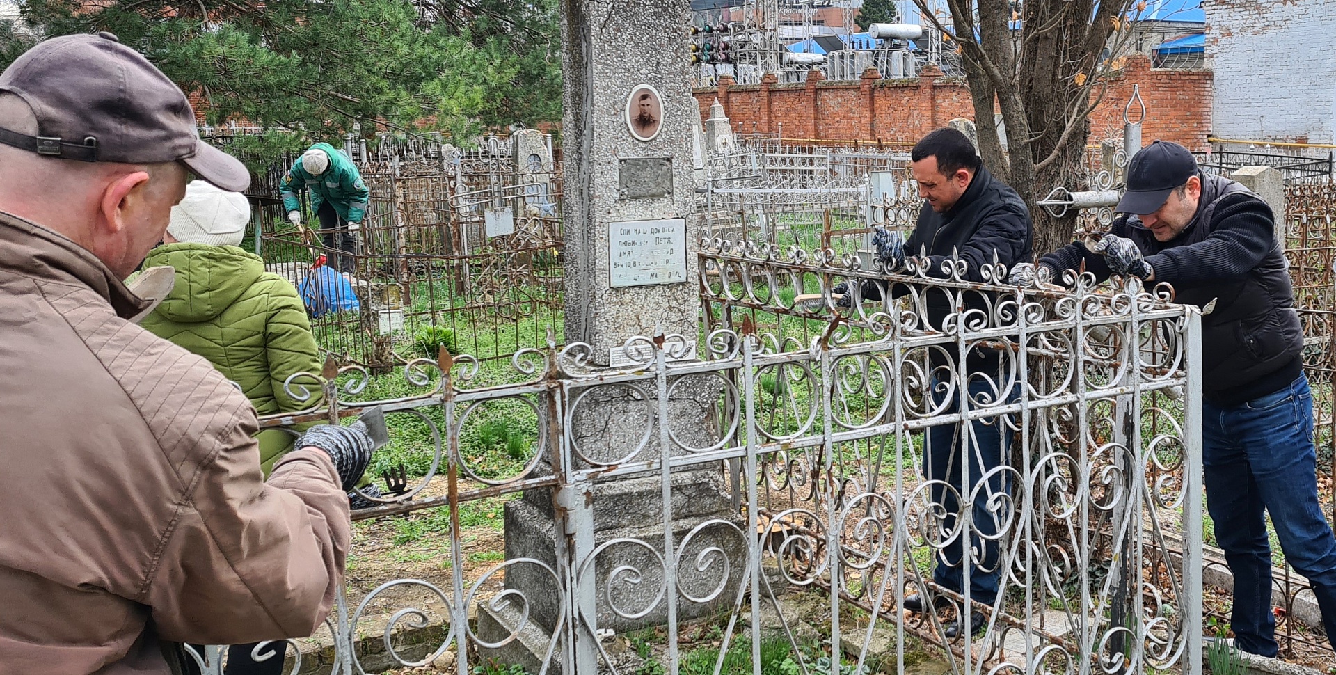 Cотрудники Южного управления Росприроднадзора навели порядок на могилах защитников Отечества в Краснодаре