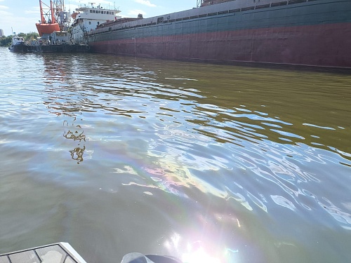 Росприроднадзором приняты меры по факту загрязнения нефтепродуктами акватории реки Волга в административных границах города Астрахани