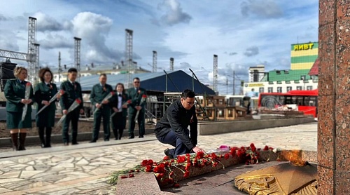 В Якутске сотрудники Управления Росприроднадзора по Республике Саха (Якутия) возложили цветы к Вечному огню