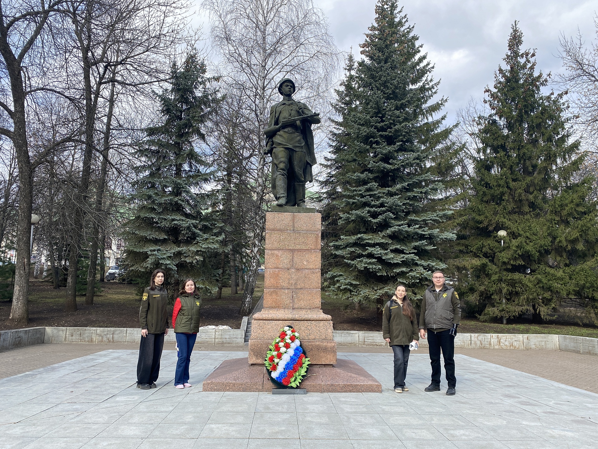 Сотрудники Южно-Уральского управления Росприроднадзора возложили цветы к памятнику Герою Советского Союза Александру Матросову