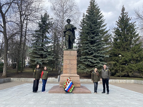 Сотрудники Южно-Уральского управления Росприроднадзора возложили цветы к памятнику Герою Советского Союза Александру Матросову