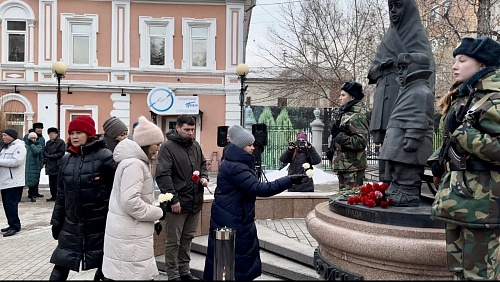 В Красноярске сотрудники Енисейского межрегионального управления Росприроднадзора возложили цветы к памятнику «Детям войны»