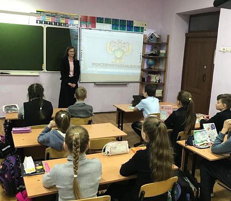 Специалисты Росприроднадзора провели экологические уроки в школе №5 г. Черногорска в поддержку Премии «Экология – дело каждого»