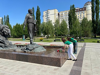 Сотрудники Южно-Уральского управления Росприроднадзора возложили цветы к памятникам выдающимся личностям России