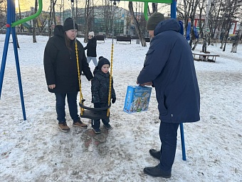 «Елка желаний»: сотрудники Дальневосточного управления исполнили детские мечты