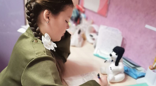 Школьница из Алтайского края приняла участие в акции Росприроднадзора «Игрушка ветерану»