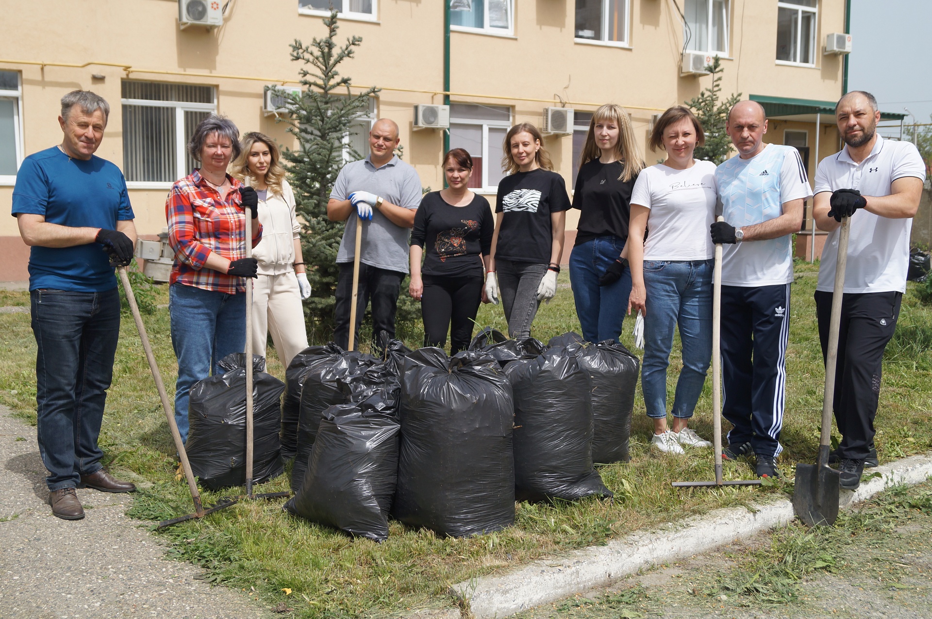 Сотрудники Северо-Кавказского межрегионального управления Росприроднадзора приняли участие во Всероссийском экологическом субботнике
